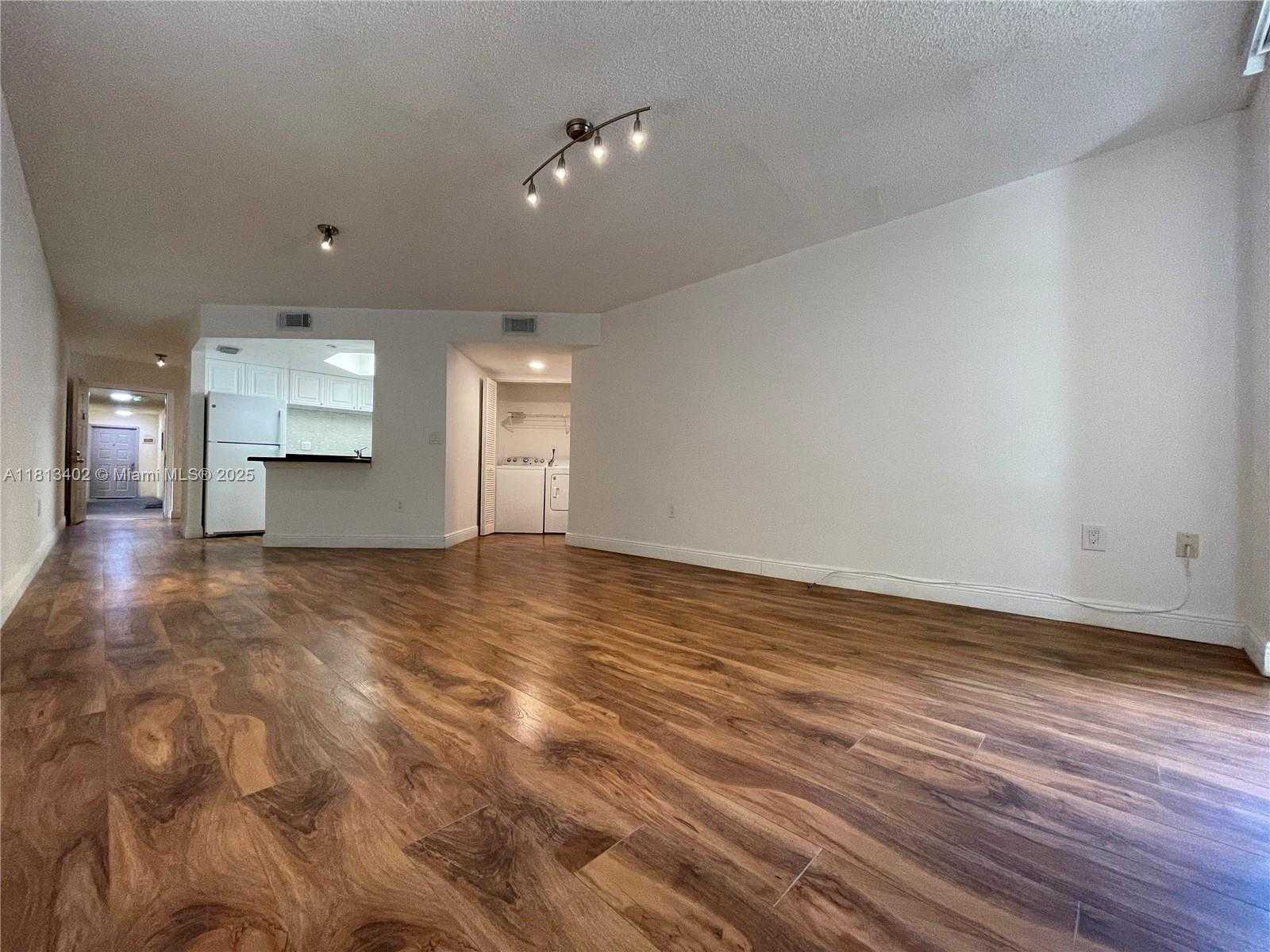 Small Image of 8373 LAKE DR #306, Doral Number 11