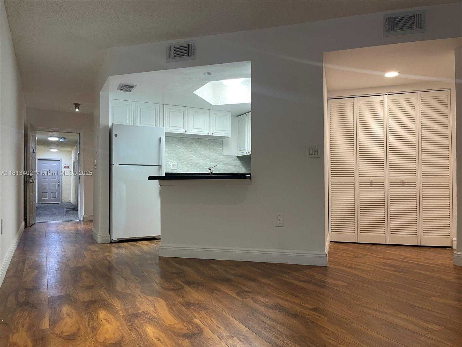 Small Image of 8373 LAKE DR #306, Doral Number 12