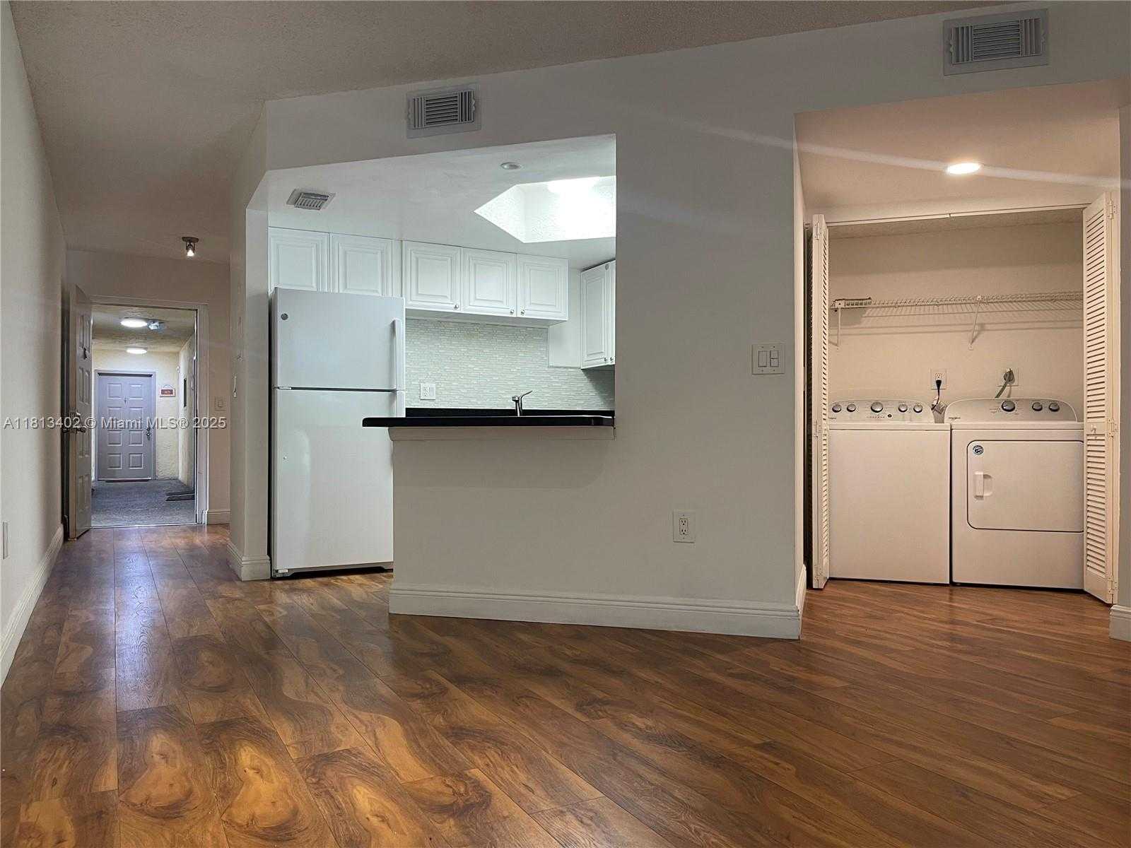 Small Image of 8373 LAKE DR #306, Doral Number 13