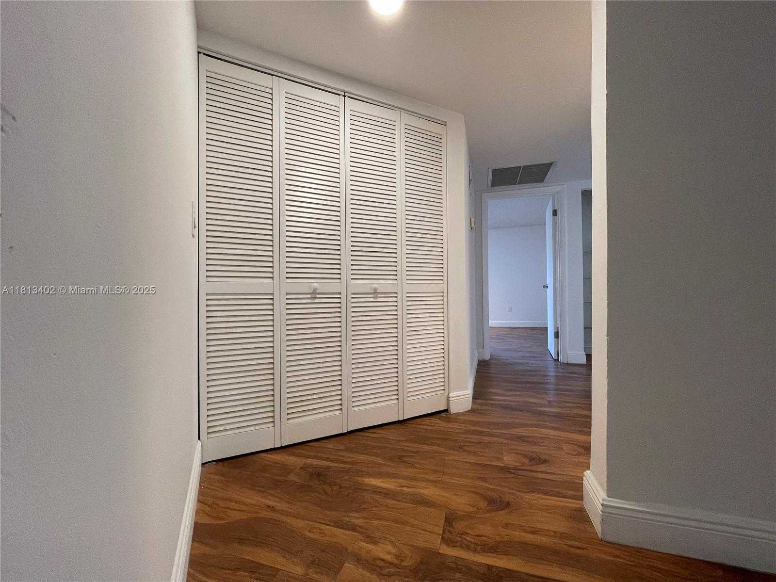 Small Image of 8373 LAKE DR #306, Doral Number 14