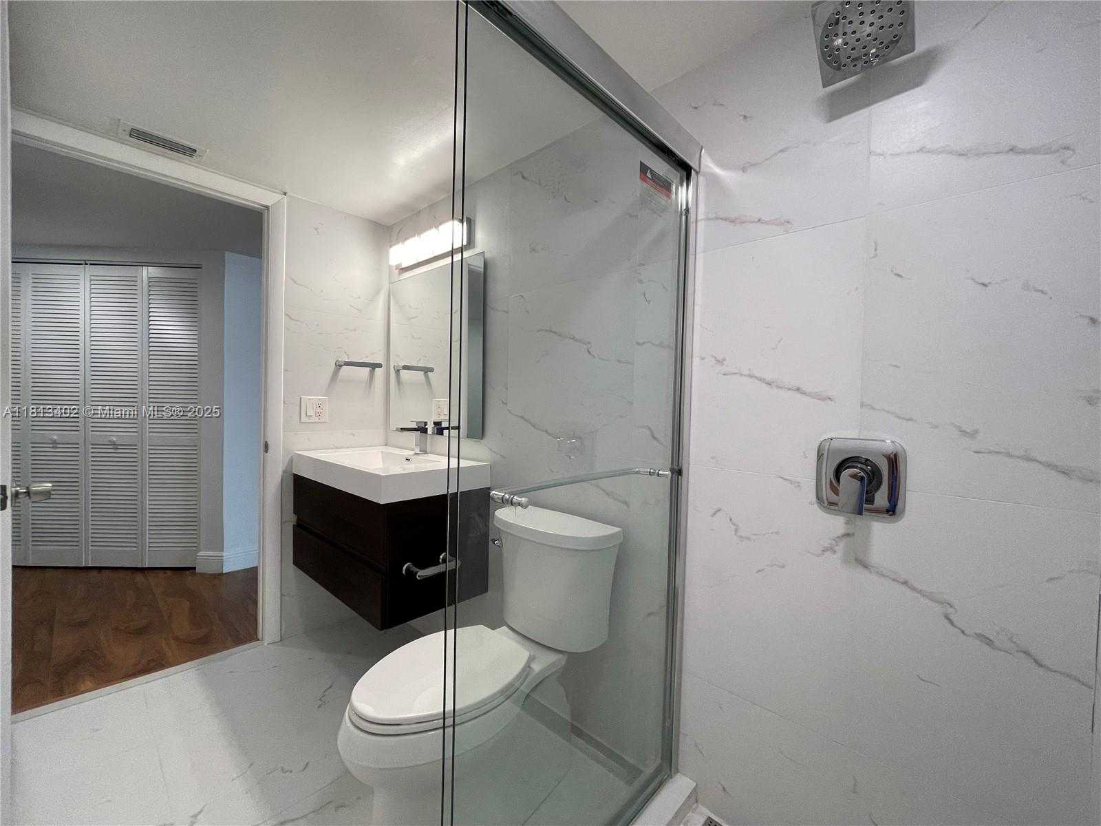 Small Image of 8373 LAKE DR #306, Doral Number 17