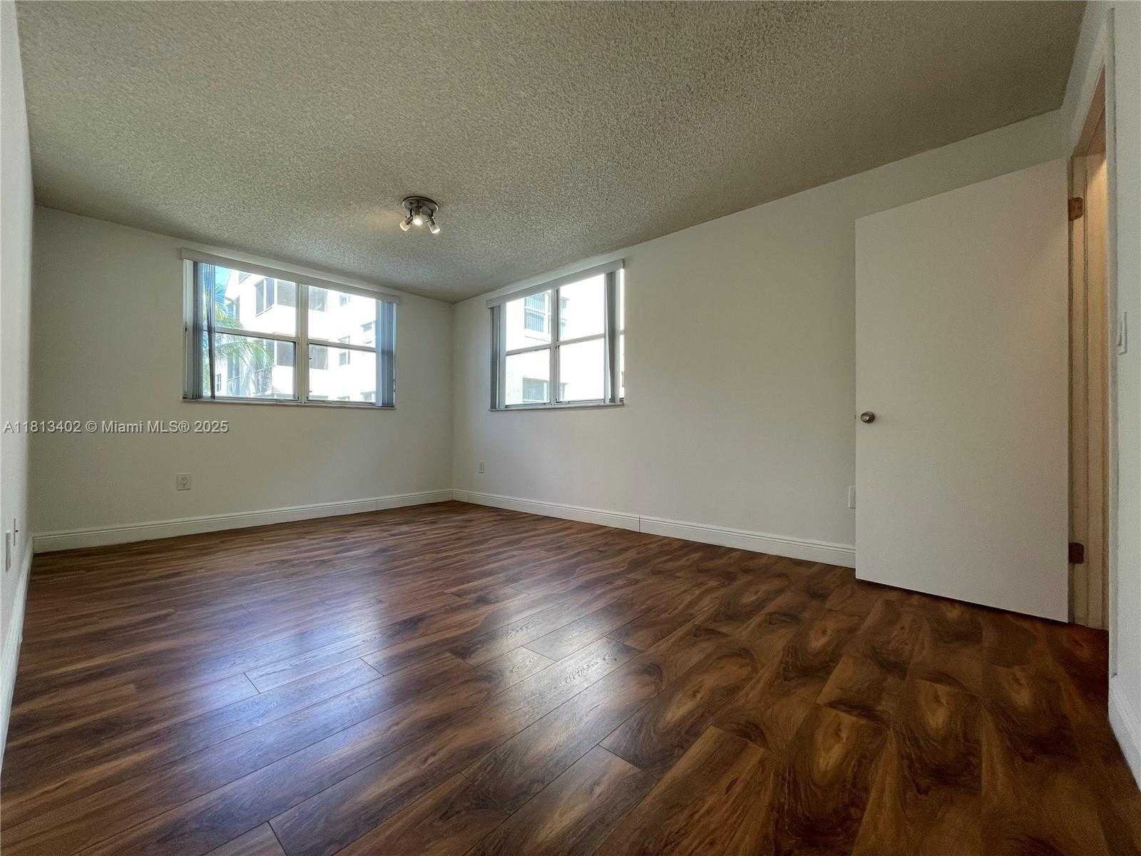 Small Image of 8373 LAKE DR #306, Doral Number 19