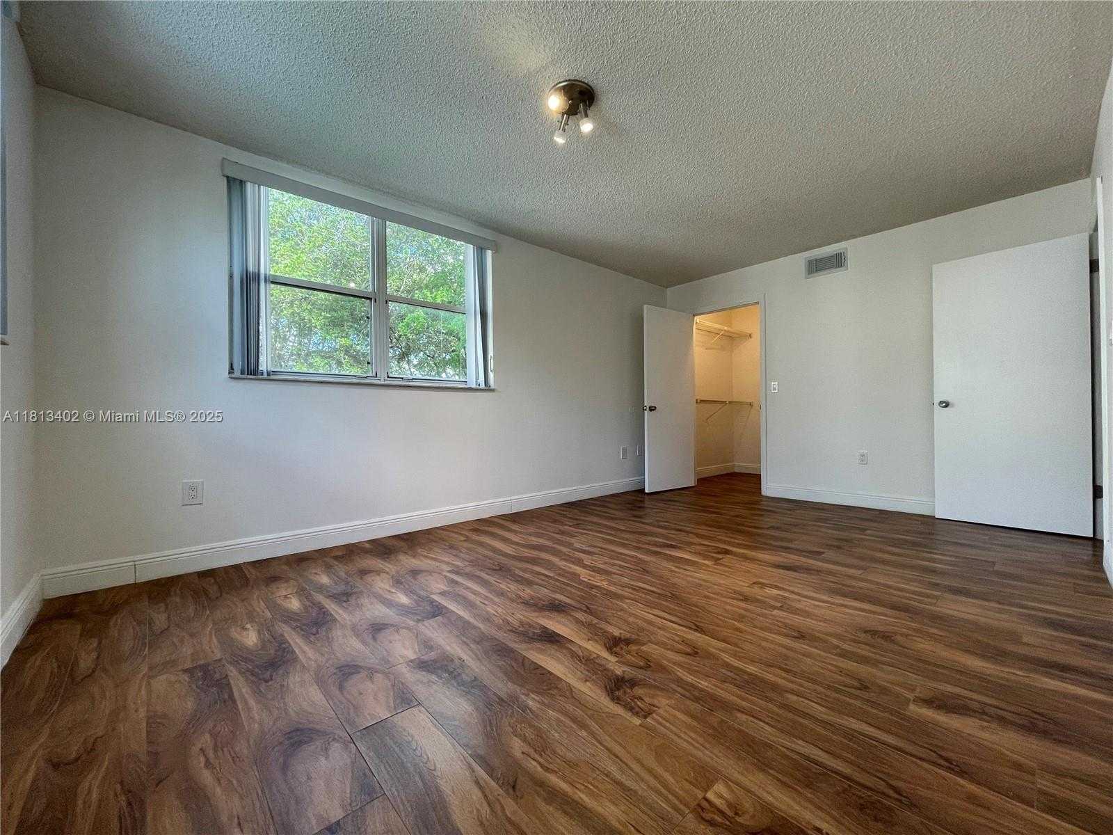 Small Image of 8373 LAKE DR #306, Doral Number 20