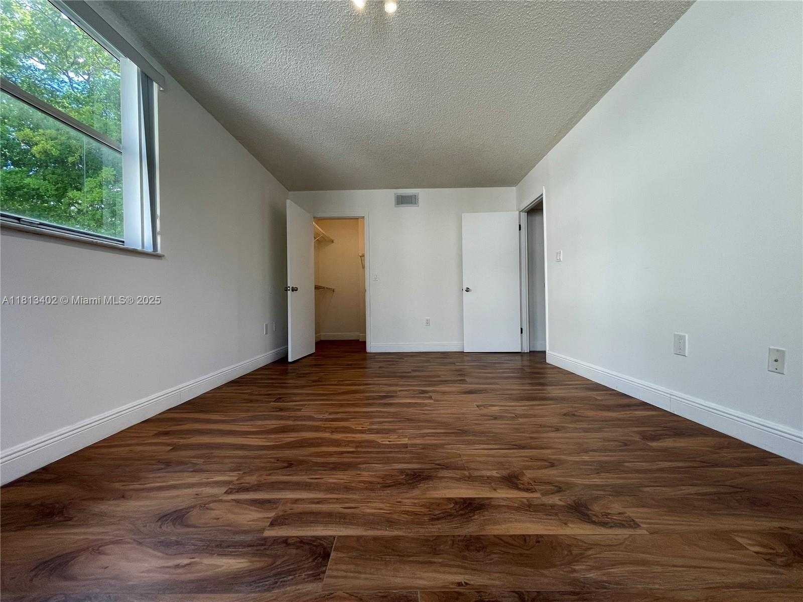 Small Image of 8373 LAKE DR #306, Doral Number 21