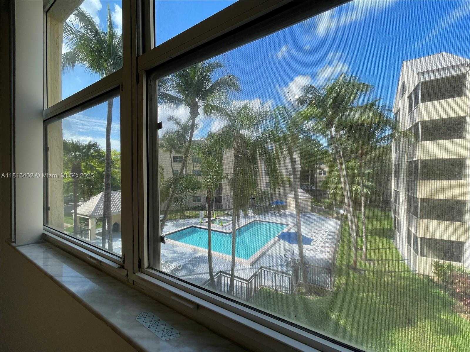 Small Image of 8373 LAKE DR #306, Doral Number 23