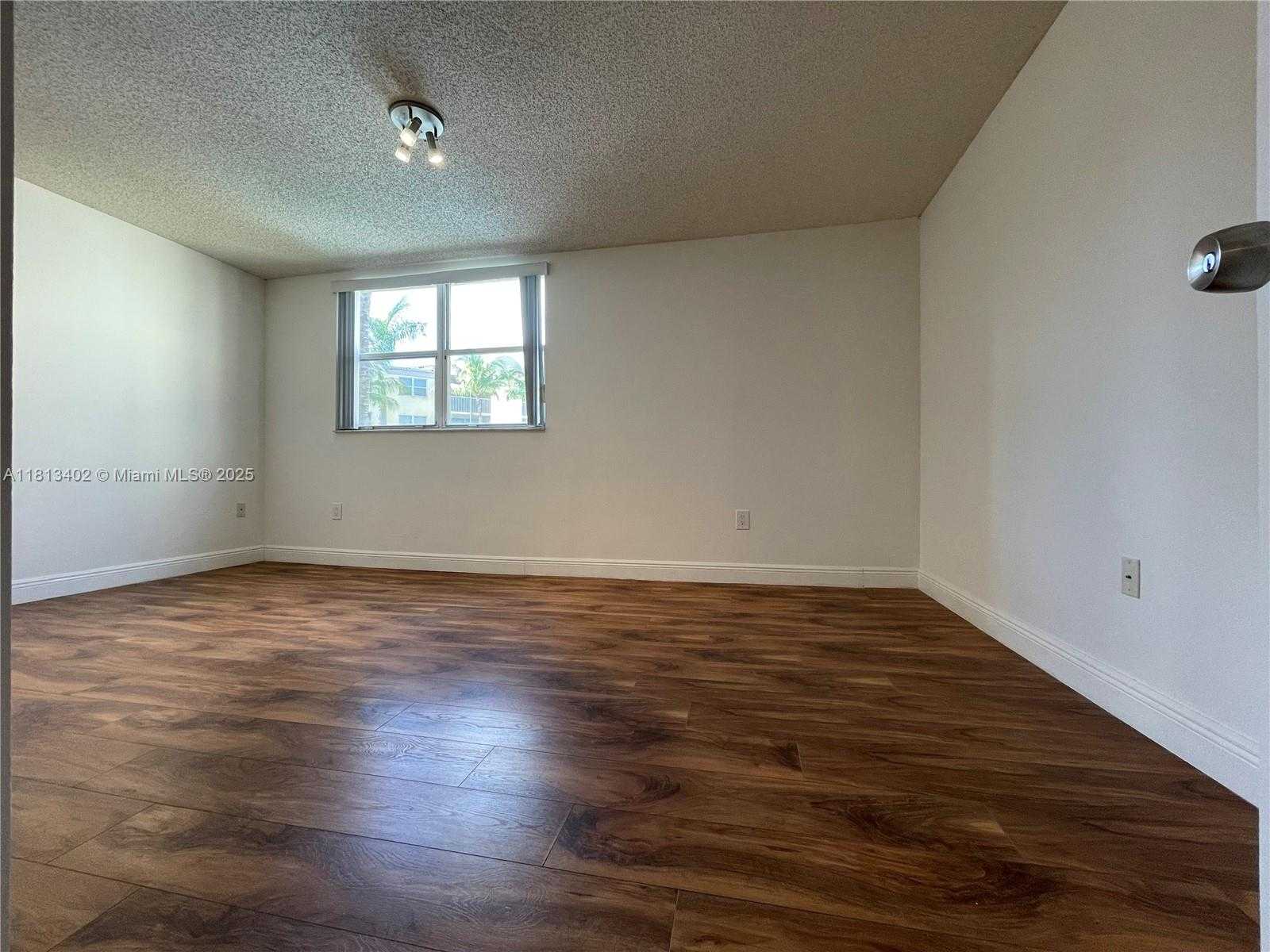 Small Image of 8373 LAKE DR #306, Doral Number 24