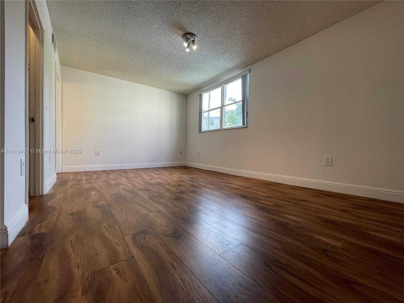 Small Image of 8373 LAKE DR #306, Doral Number 25