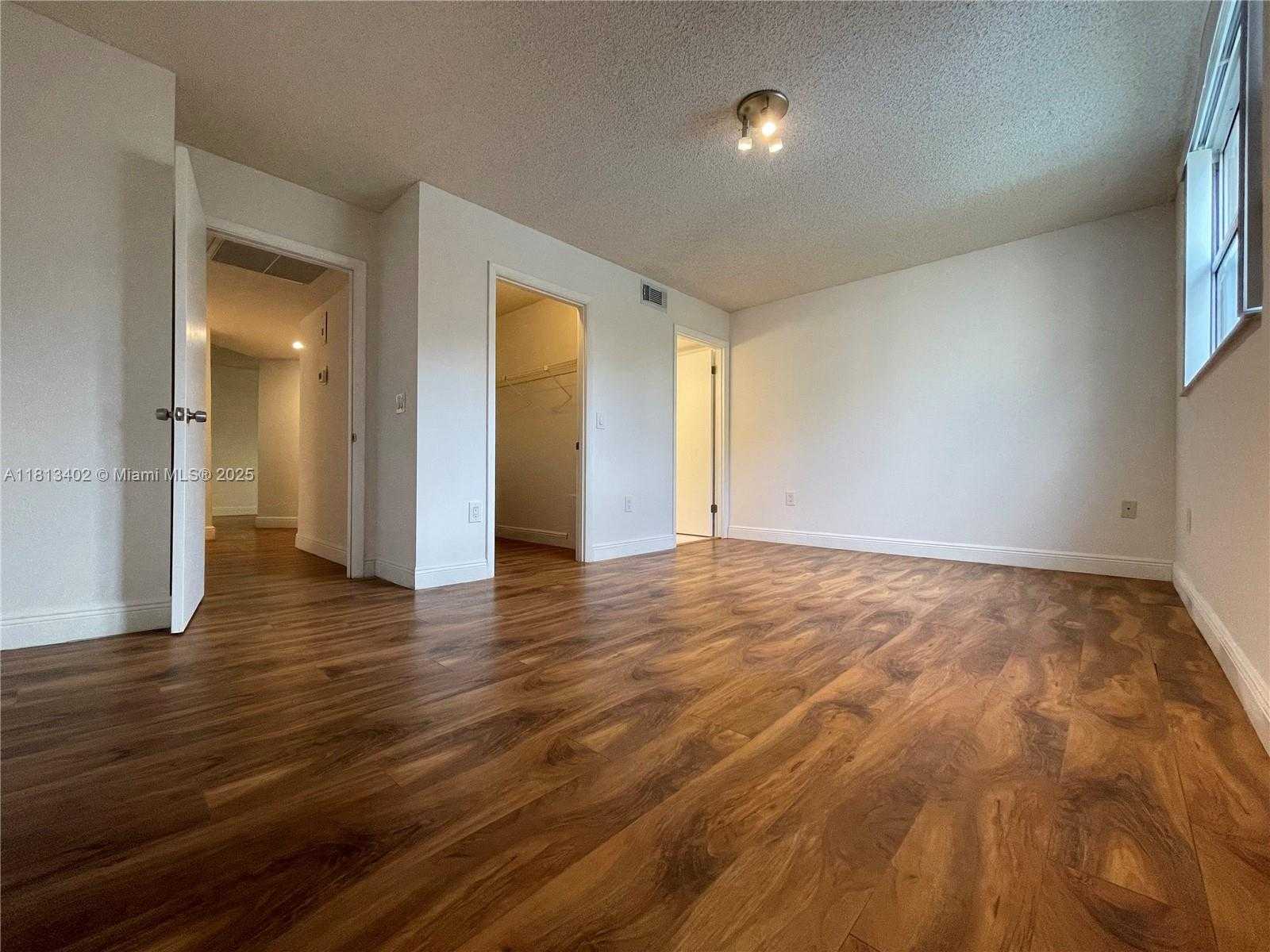 Small Image of 8373 LAKE DR #306, Doral Number 26