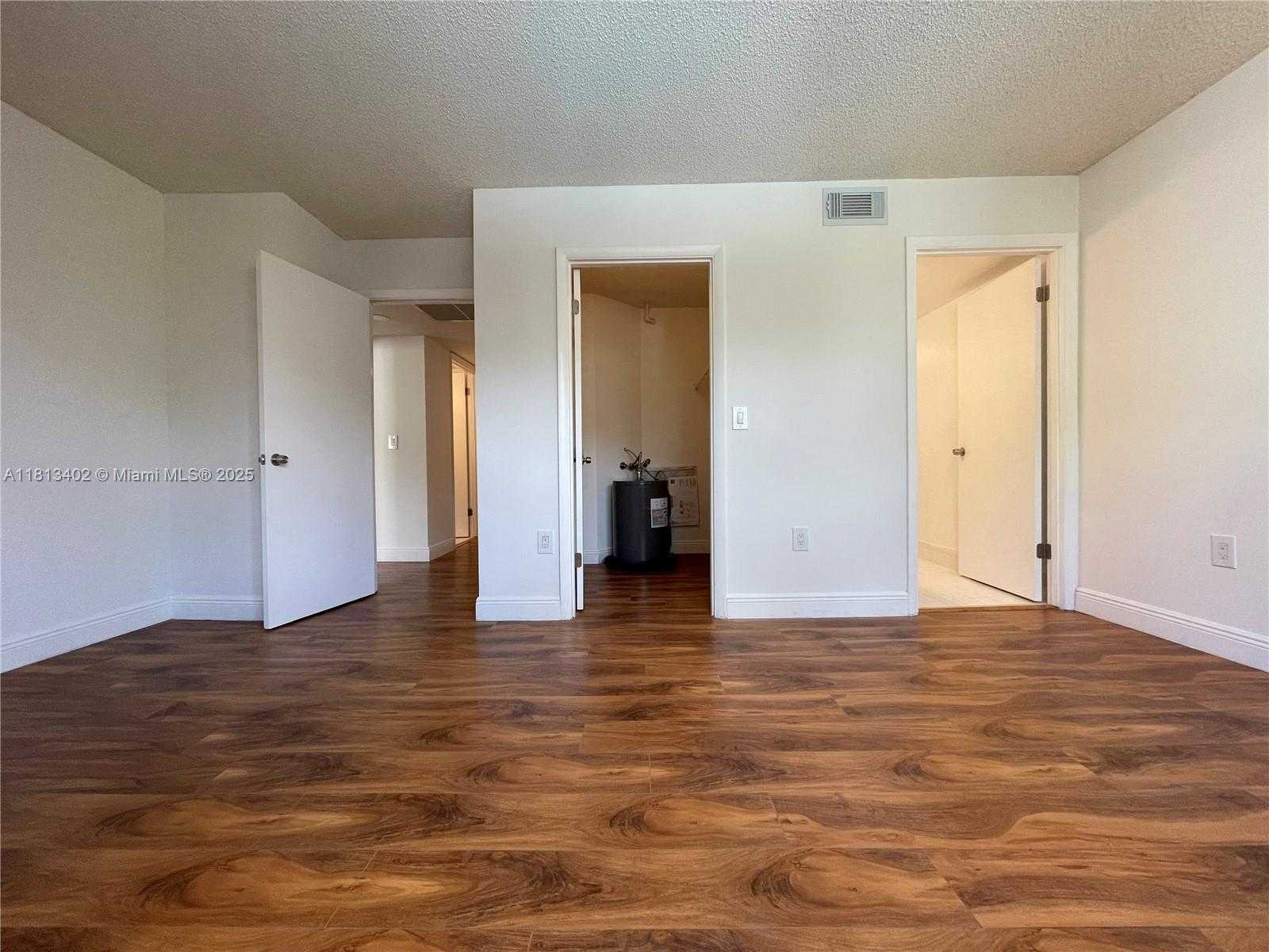 Small Image of 8373 LAKE DR #306, Doral Number 27