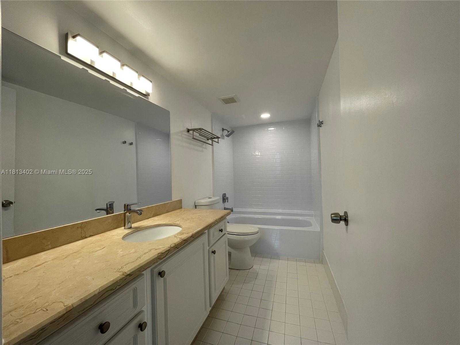 Small Image of 8373 LAKE DR #306, Doral Number 28