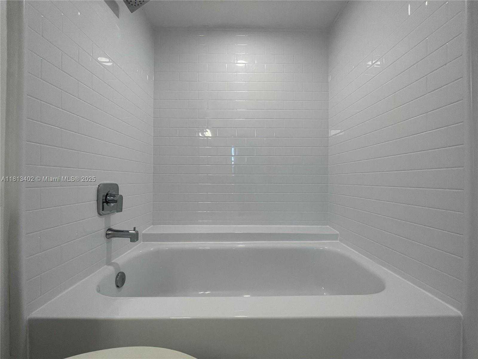 Small Image of 8373 LAKE DR #306, Doral Number 29