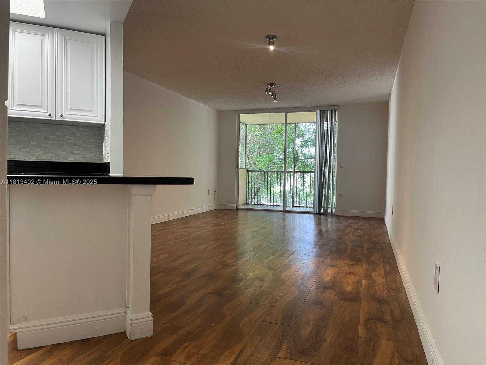 Small Image of 8373 LAKE DR #306, Doral Number 3
