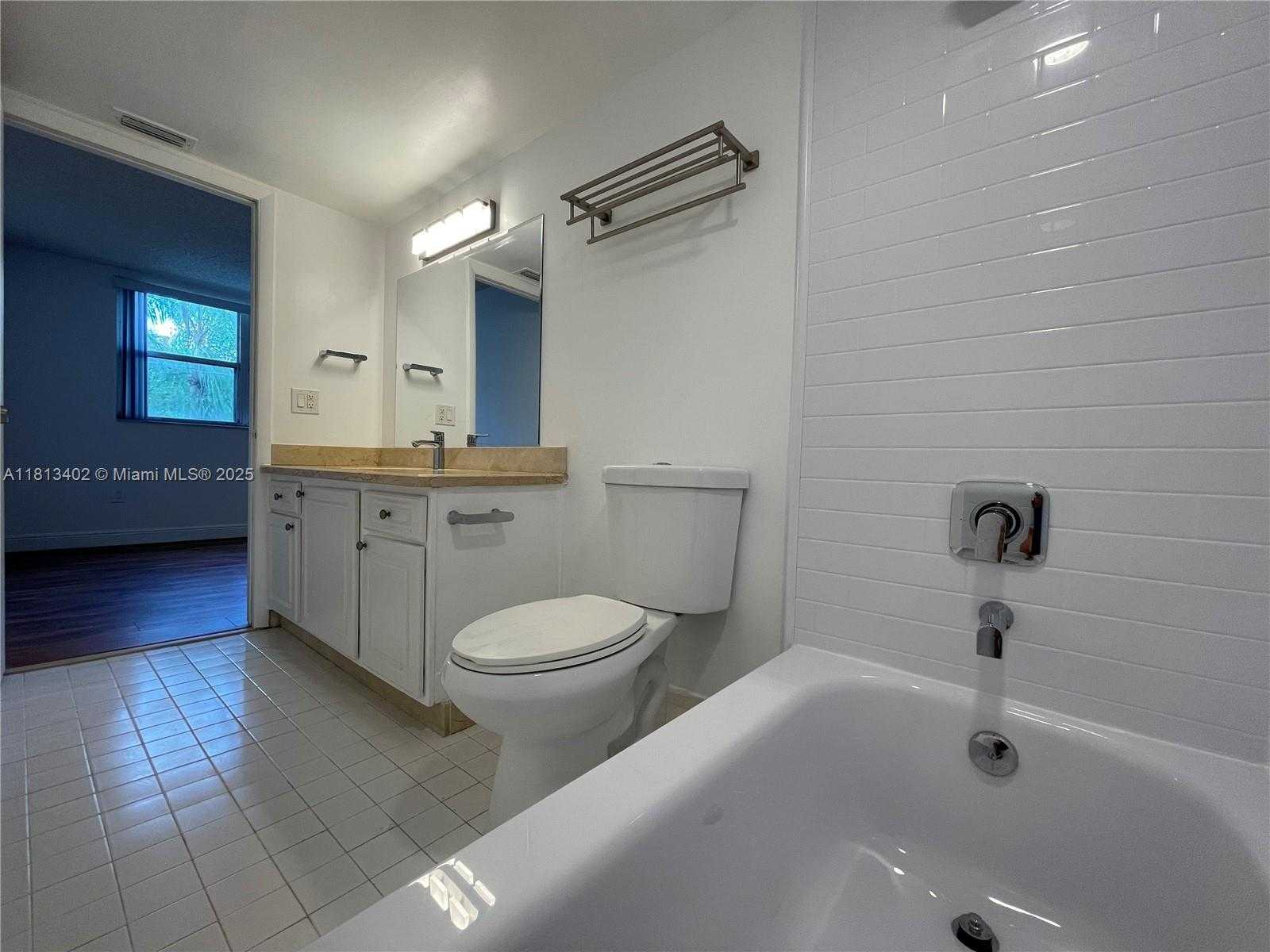Small Image of 8373 LAKE DR #306, Doral Number 30