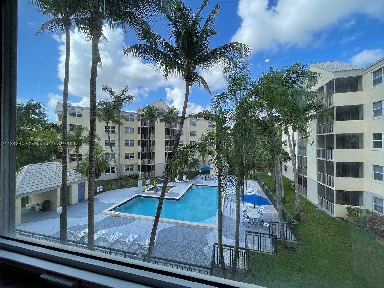 Small Image of 8373 LAKE DR #306, Doral Number 31