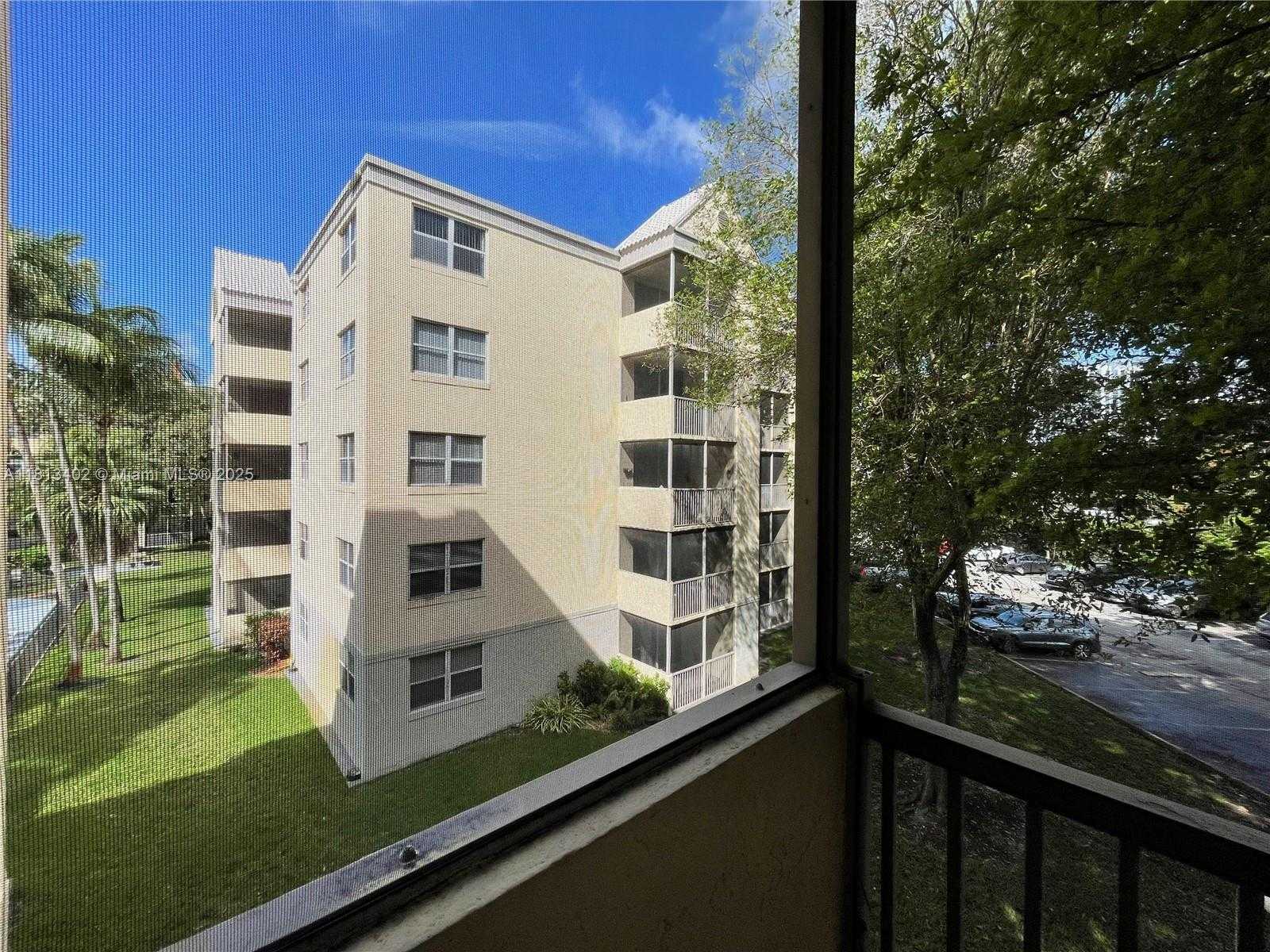 Small Image of 8373 LAKE DR #306, Doral Number 32