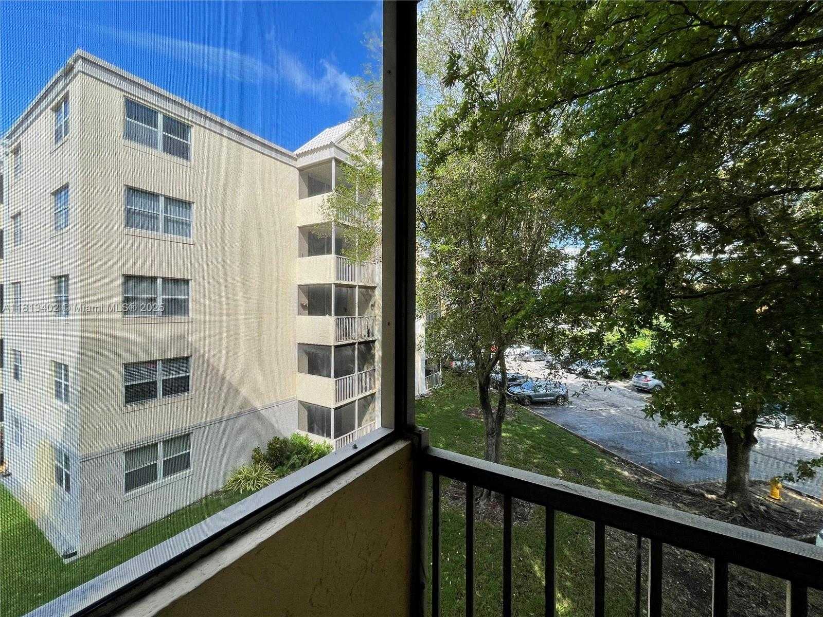 Small Image of 8373 LAKE DR #306, Doral Number 33