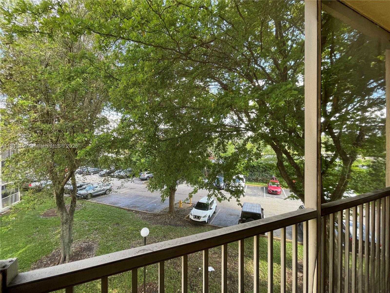 Small Image of 8373 LAKE DR #306, Doral Number 34