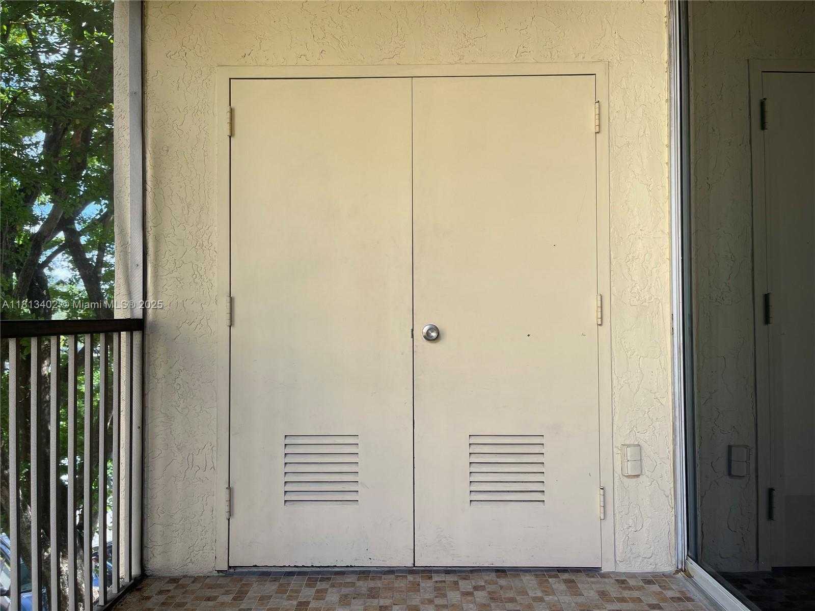 Small Image of 8373 LAKE DR #306, Doral Number 36