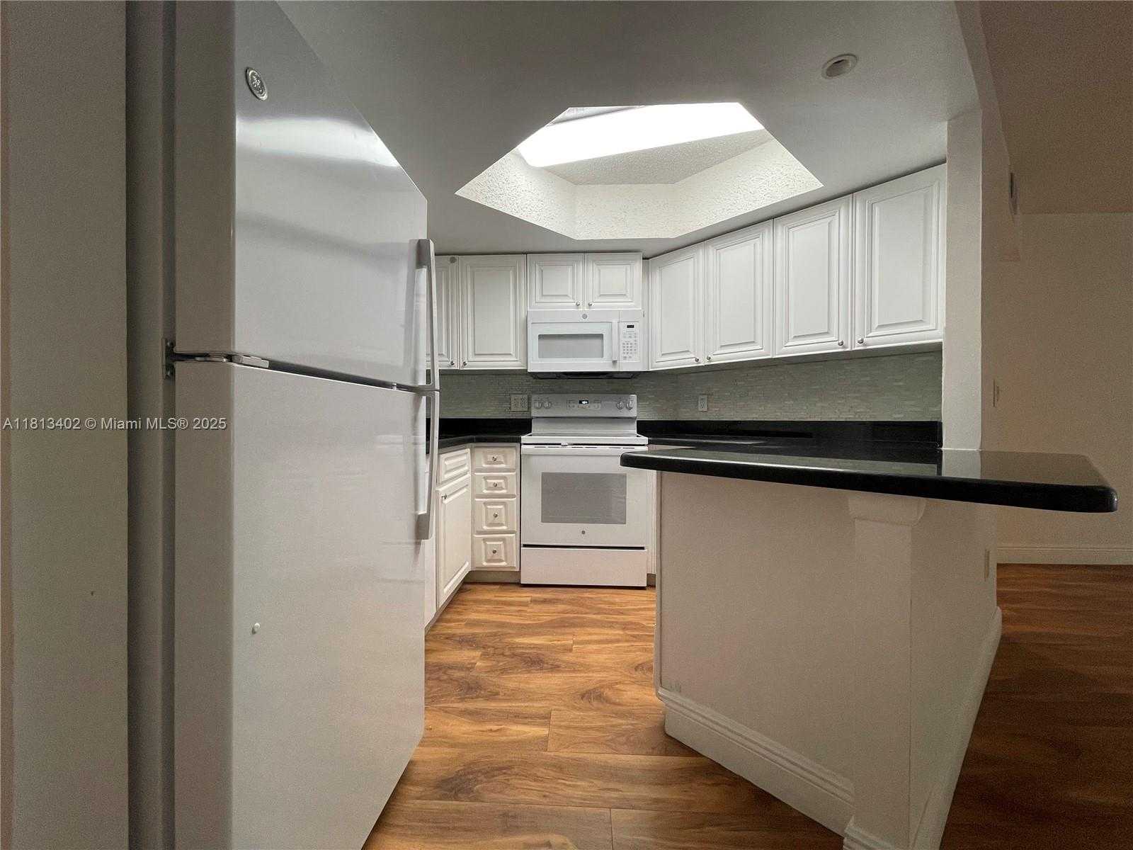 Small Image of 8373 LAKE DR #306, Doral Number 4