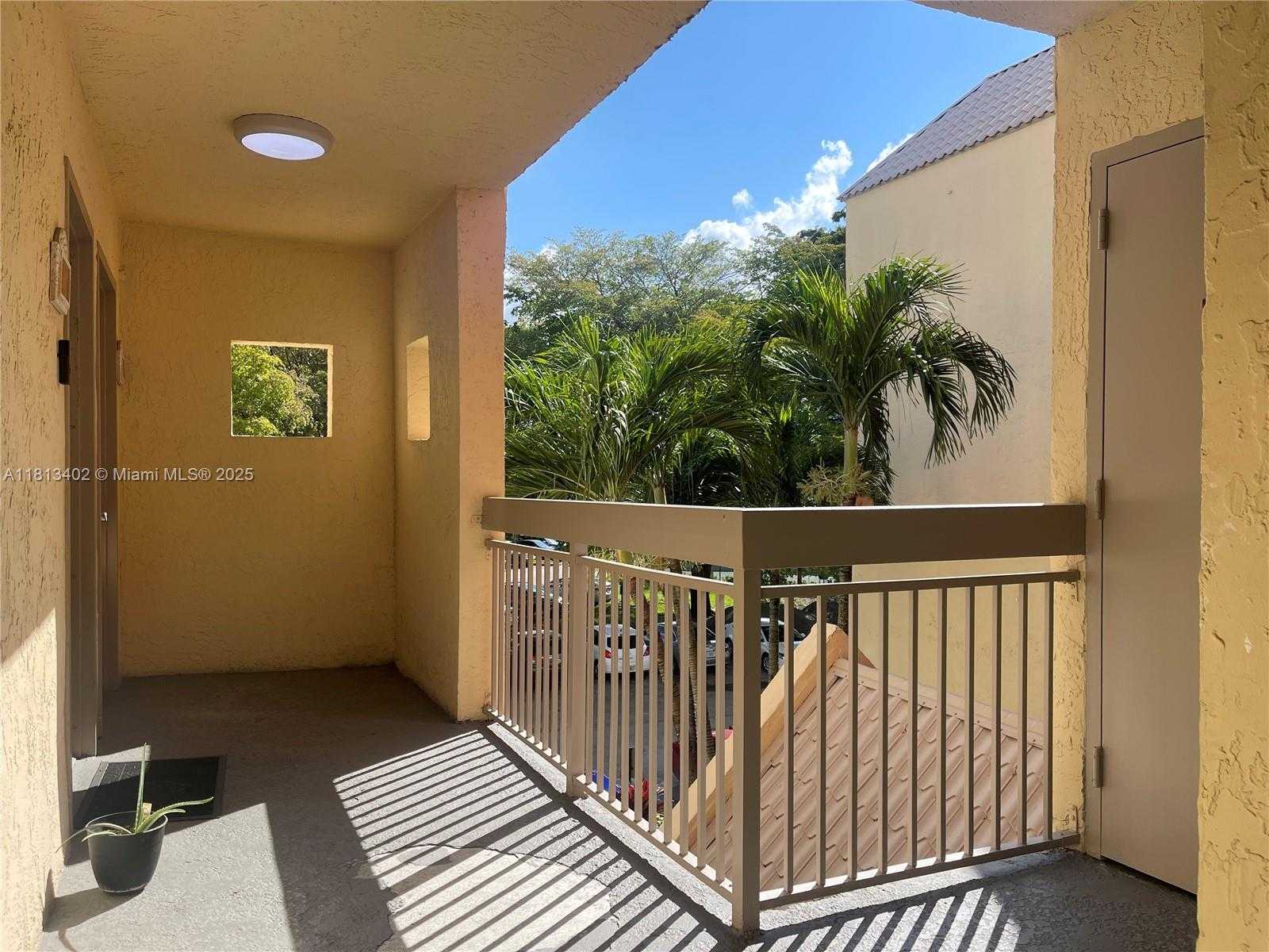 Small Image of 8373 LAKE DR #306, Doral Number 43