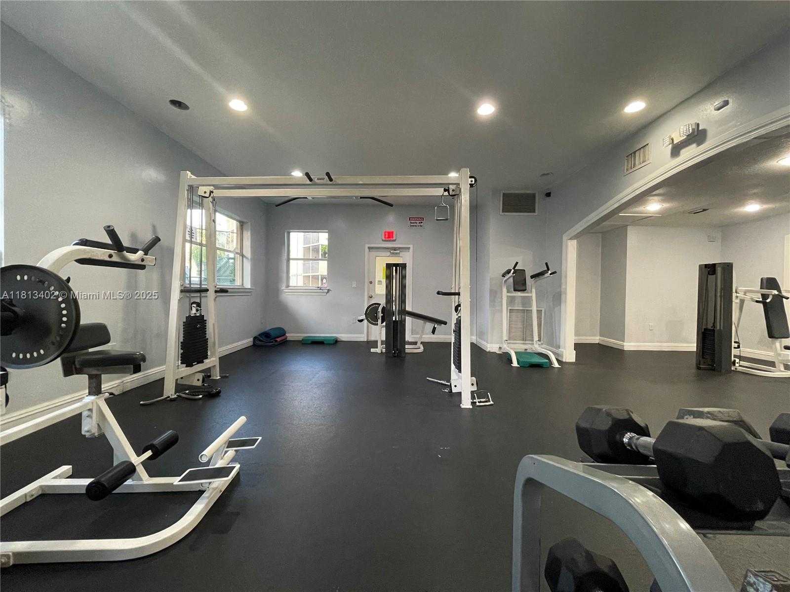 Small Image of 8373 LAKE DR #306, Doral Number 44