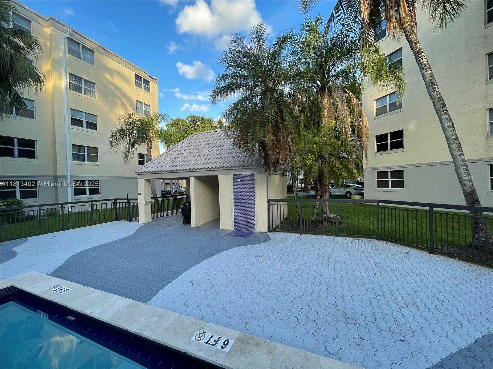 Small Image of 8373 LAKE DR #306, Doral Number 48