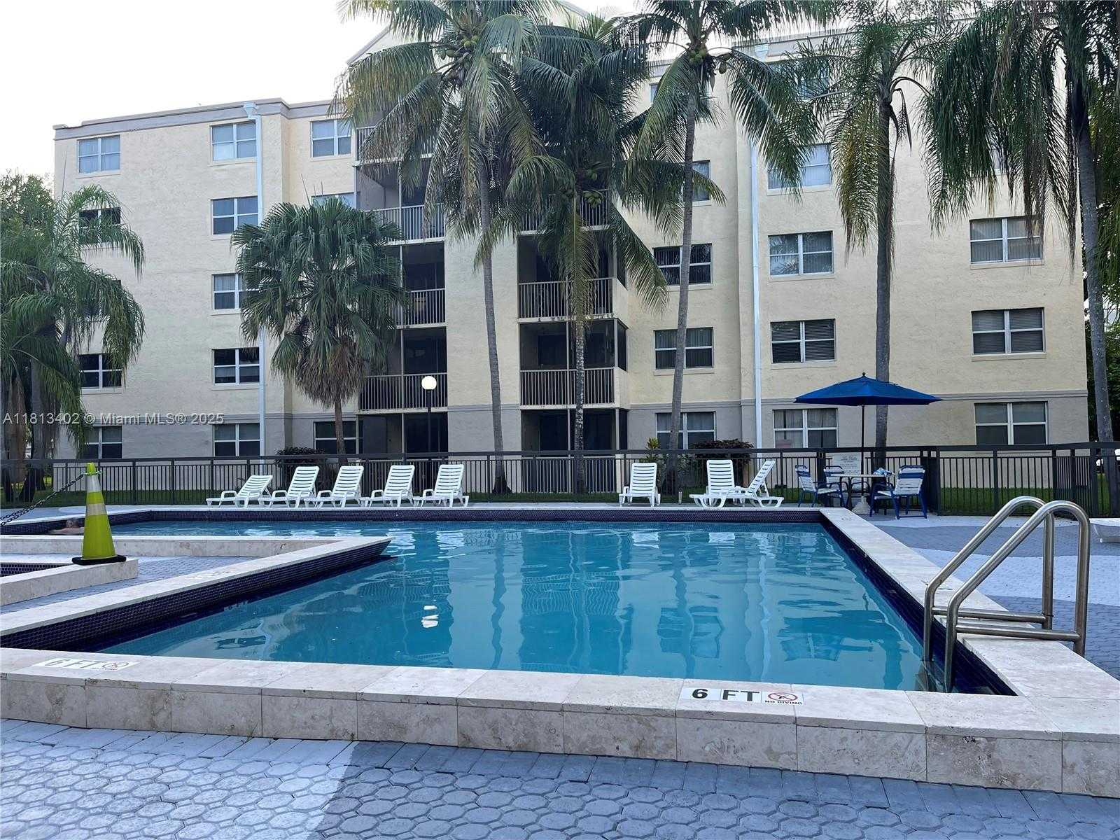 Small Image of 8373 LAKE DR #306, Doral Number 49