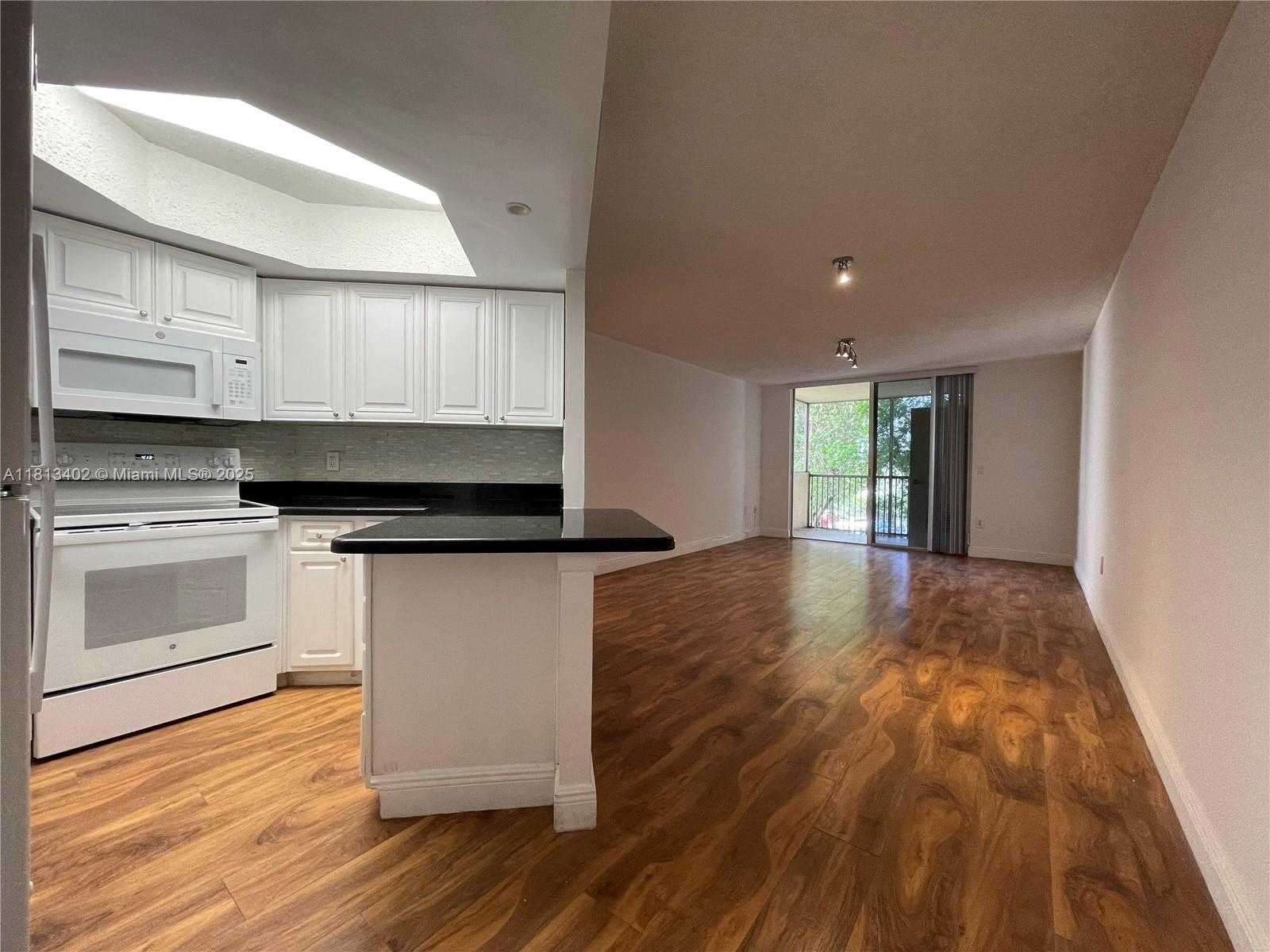 Small Image of 8373 LAKE DR #306, Doral Number 5