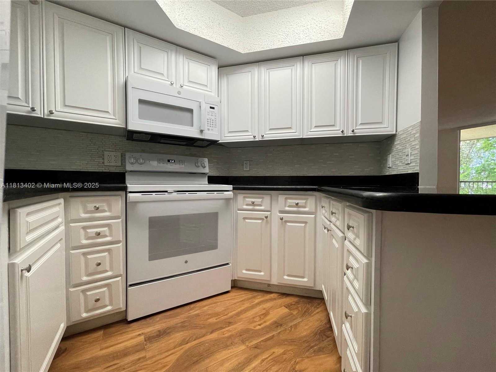 Small Image of 8373 LAKE DR #306, Doral Number 6