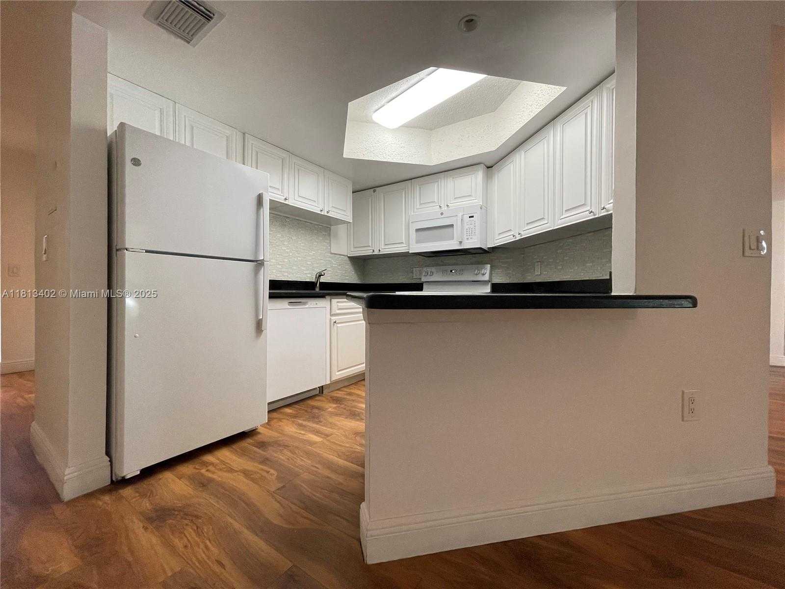 Small Image of 8373 LAKE DR #306, Doral Number 7