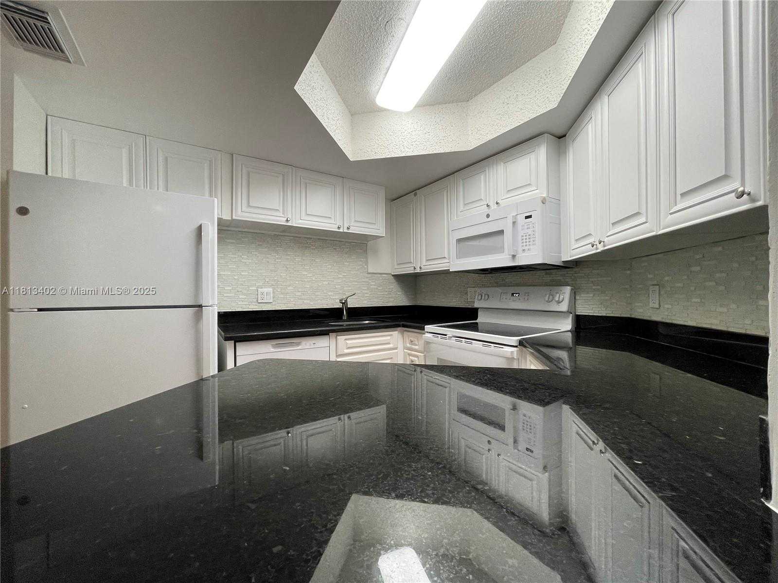 Small Image of 8373 LAKE DR #306, Doral Number 9