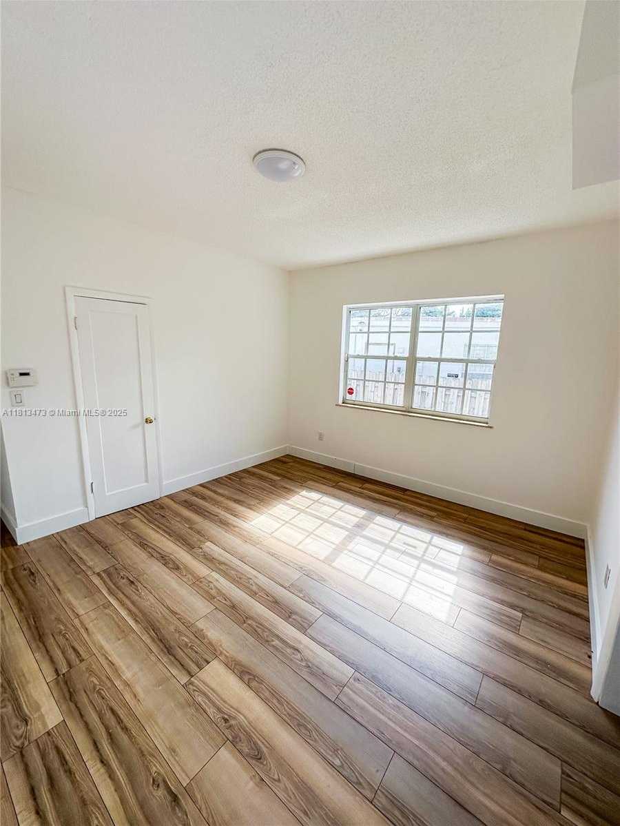 Small Image of 8926 DICKENS AVE, Surfside Number 10