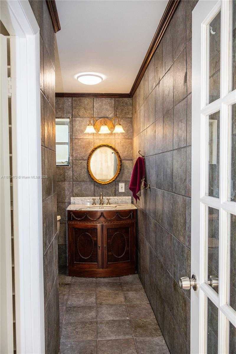 Small Image of 8926 DICKENS AVE, Surfside Number 11
