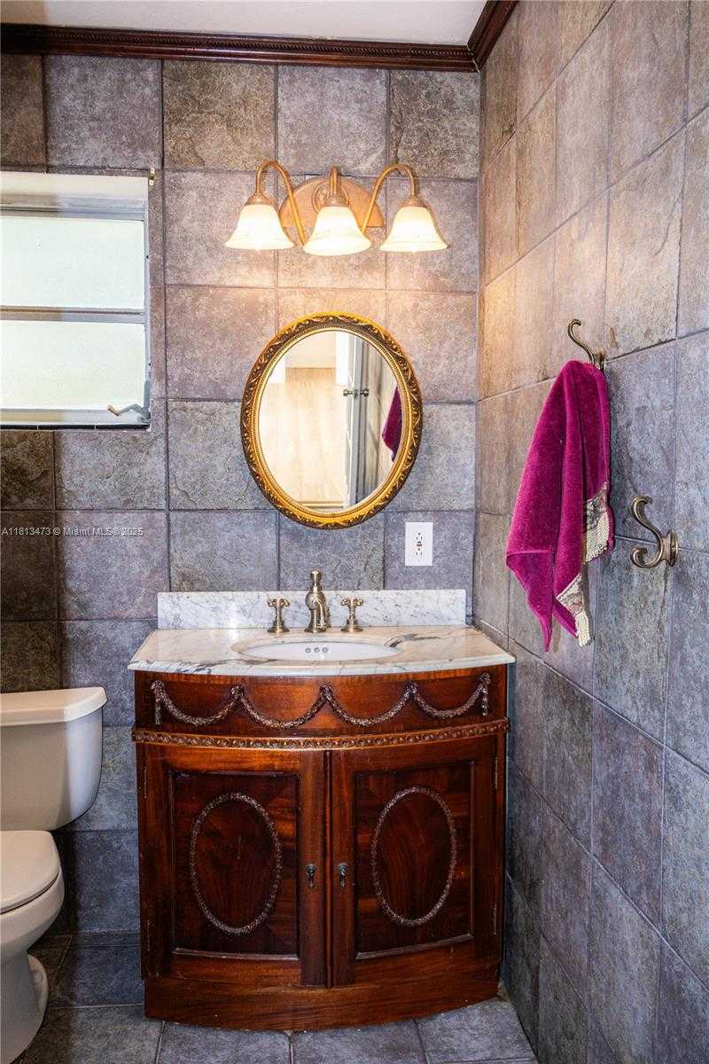 Small Image of 8926 DICKENS AVE, Surfside Number 12