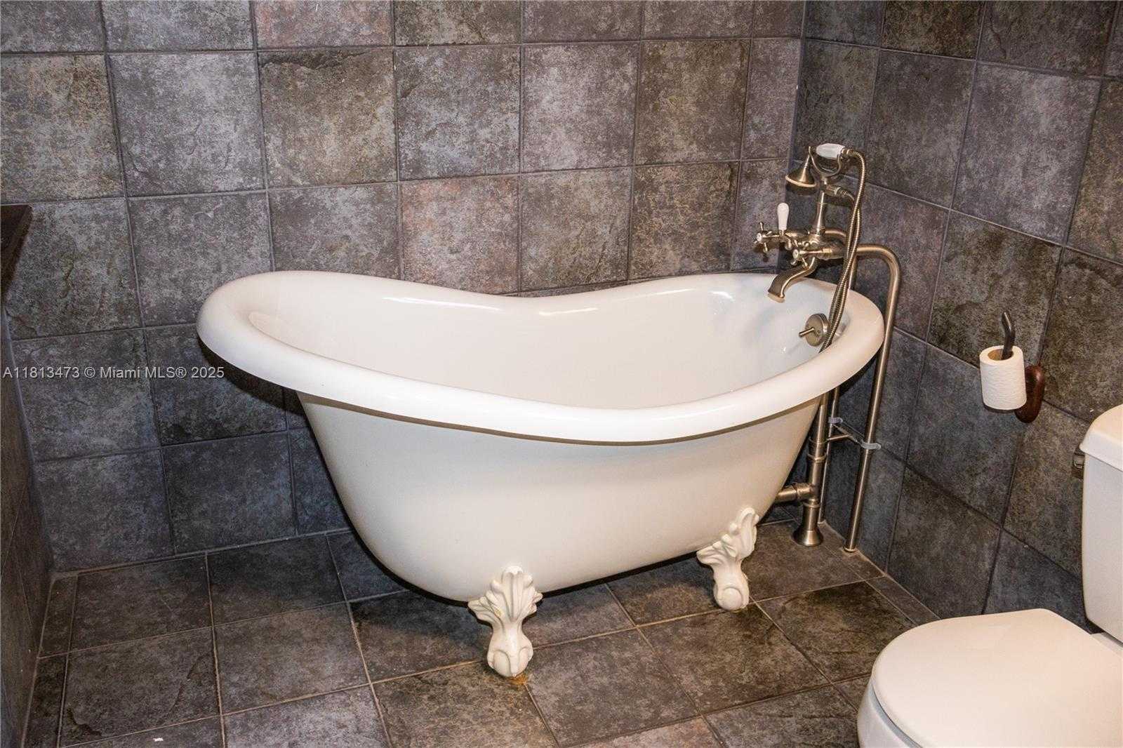 Small Image of 8926 DICKENS AVE, Surfside Number 13