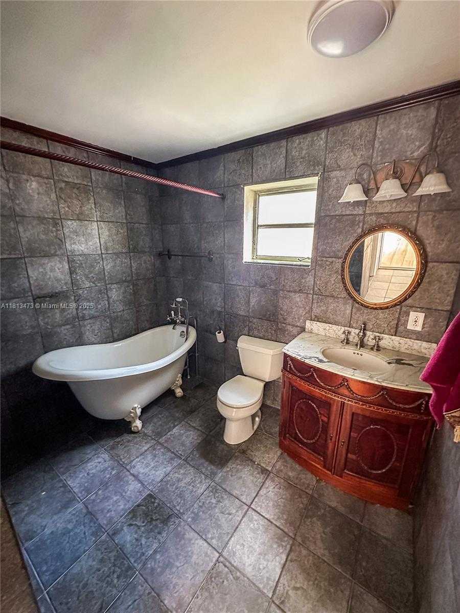 Small Image of 8926 DICKENS AVE, Surfside Number 14
