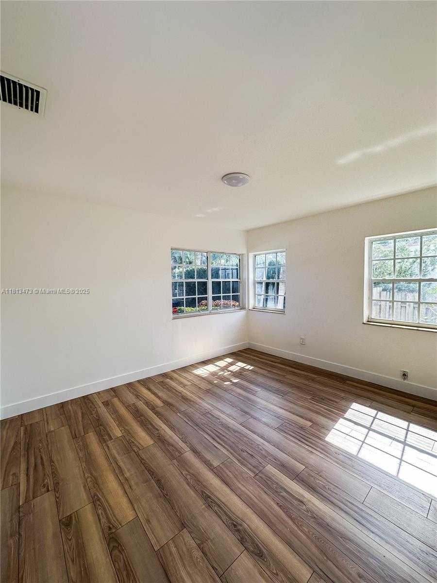 Small Image of 8926 DICKENS AVE, Surfside Number 16