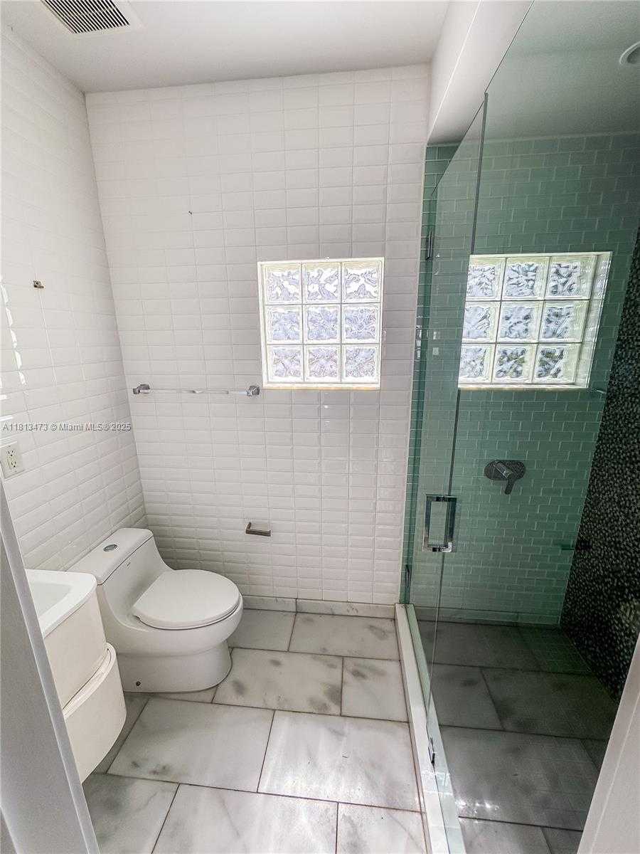 Small Image of 8926 DICKENS AVE, Surfside Number 17