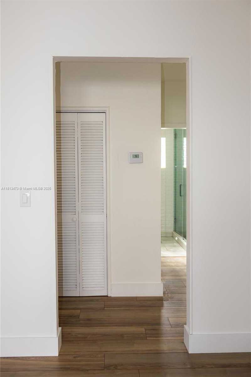 Small Image of 8926 DICKENS AVE, Surfside Number 18