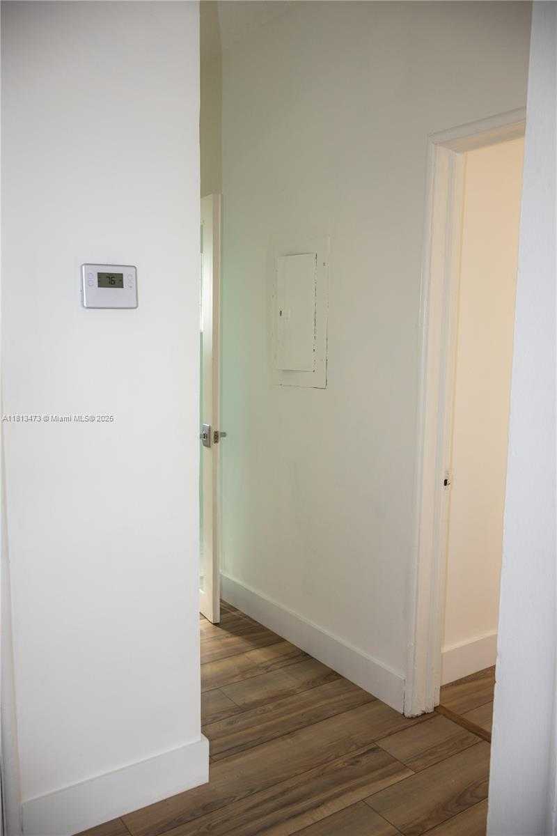 Small Image of 8926 DICKENS AVE, Surfside Number 19