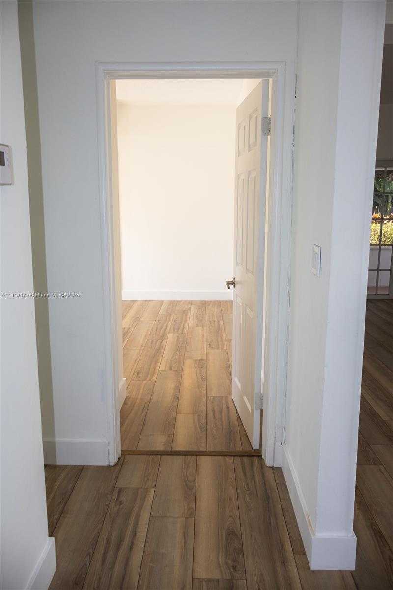 Small Image of 8926 DICKENS AVE, Surfside Number 21