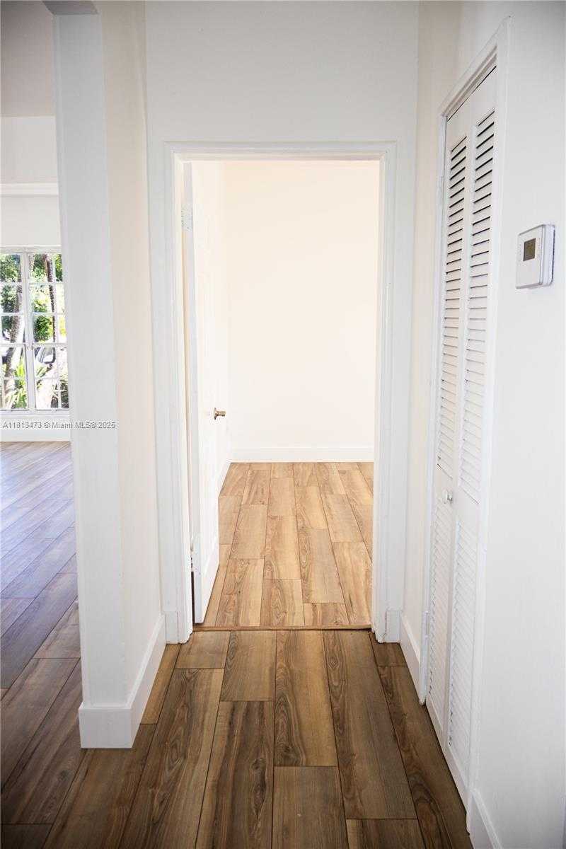 Small Image of 8926 DICKENS AVE, Surfside Number 23