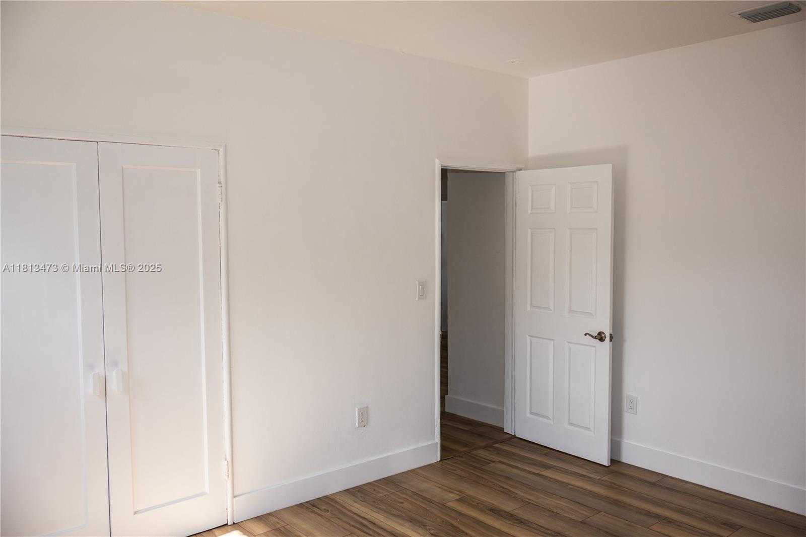 Small Image of 8926 DICKENS AVE, Surfside Number 24