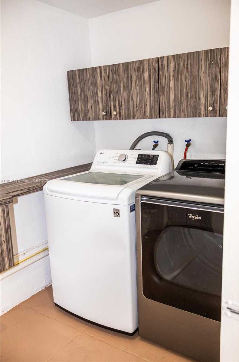 Small Image of 8926 DICKENS AVE, Surfside Number 25