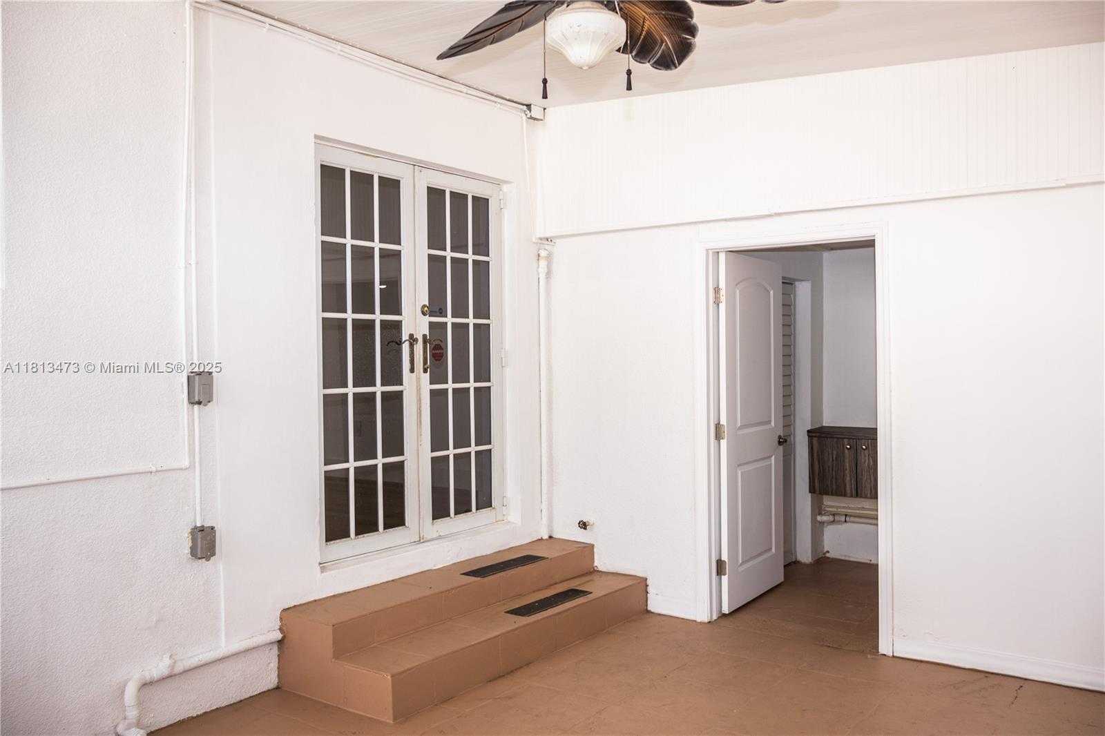 Small Image of 8926 DICKENS AVE, Surfside Number 26