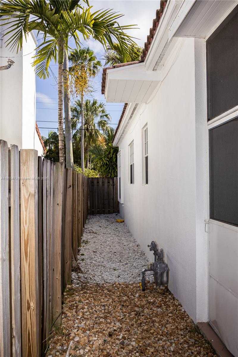 Small Image of 8926 DICKENS AVE, Surfside Number 27