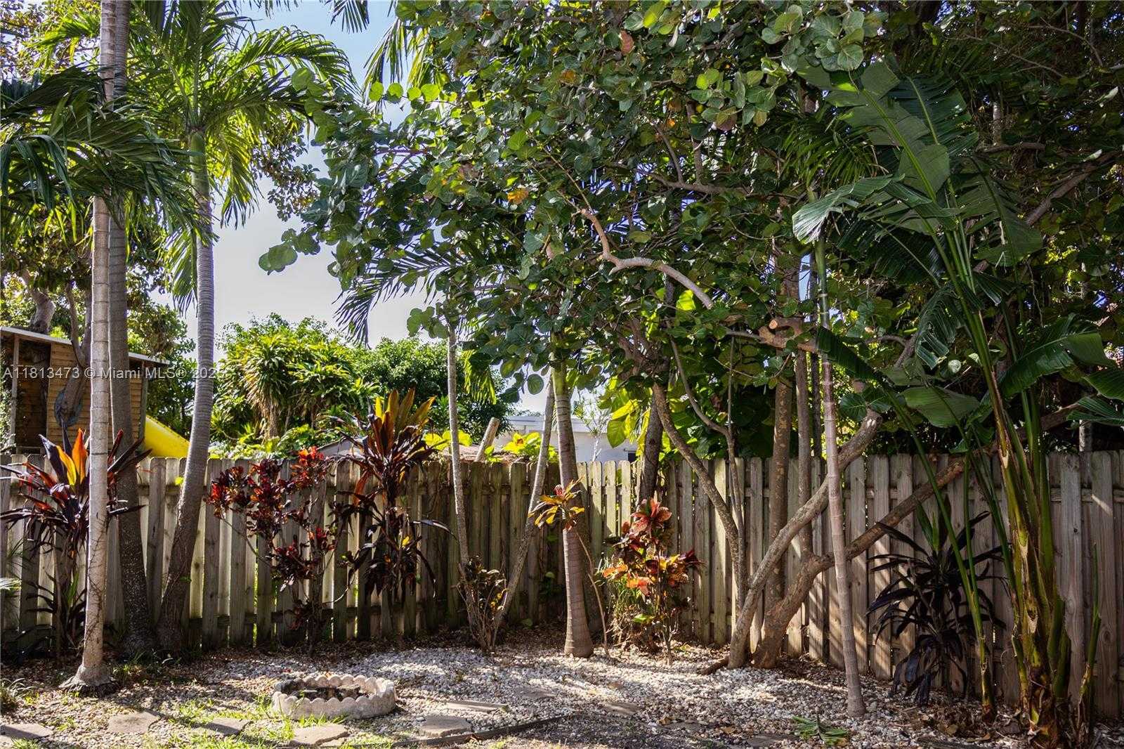 Small Image of 8926 DICKENS AVE, Surfside Number 28