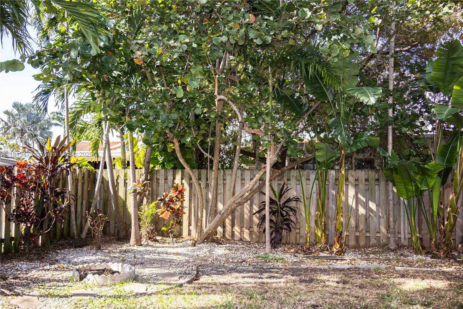Small Image of 8926 DICKENS AVE, Surfside Number 29