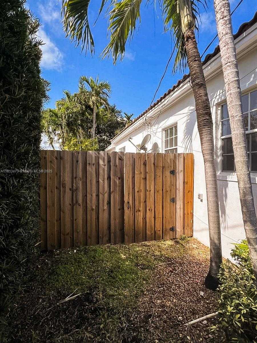 Small Image of 8926 DICKENS AVE, Surfside Number 32