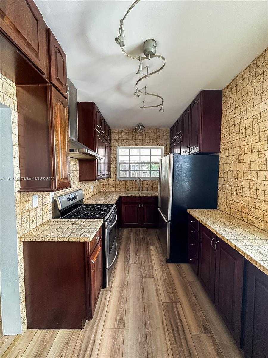 Small Image of 8926 DICKENS AVE, Surfside Number 34